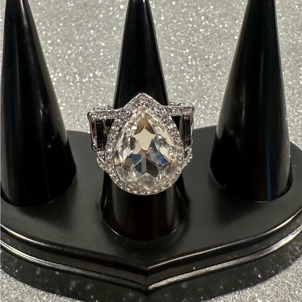 STUNNING DAZZLE TEARDROP FASHION STRETCH RING - Picture 3 of 5